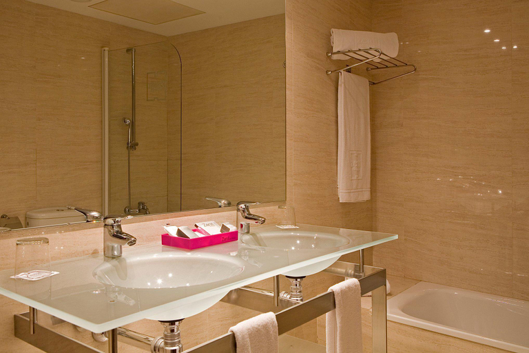 Bathroom 5, Hotel Zenit Lleida, Lleida