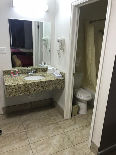Bathroom 4, Econo Lodge, Davis