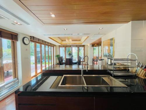 2, Yizen Beachfront Seaview Villa, Pattaya