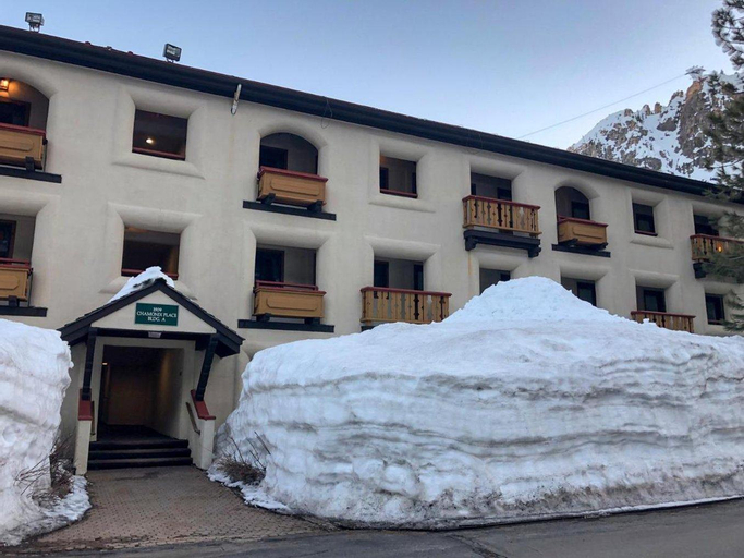 Olympic Village Inn, Placer