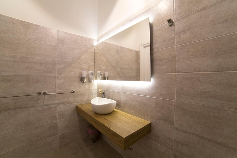 Bathroom 5, Plebiscitum 2.0, Napoli