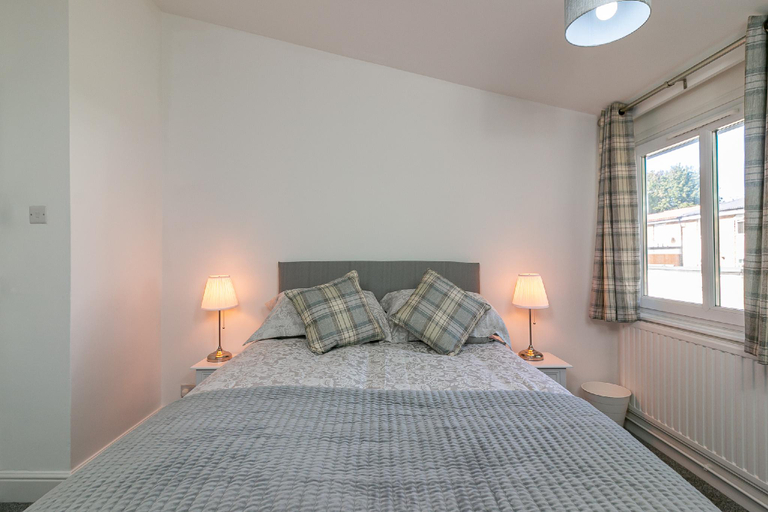 Bedroom 2, Hillcrest Lodge, Hertfordshire