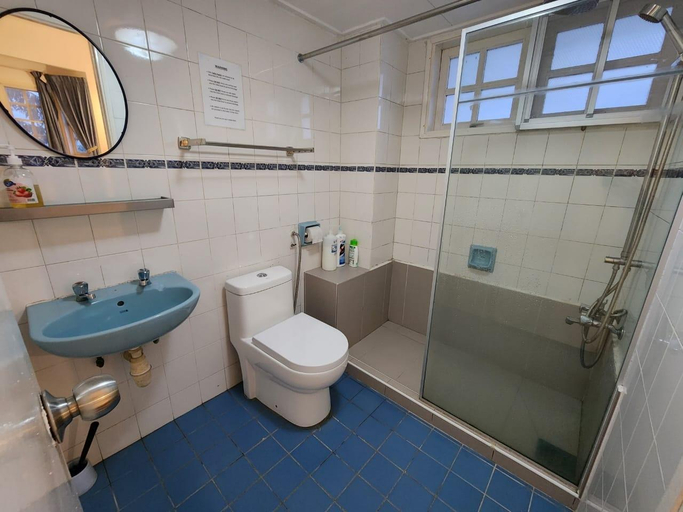 Bathroom 2, Little England B8 (Silverpark), Raub