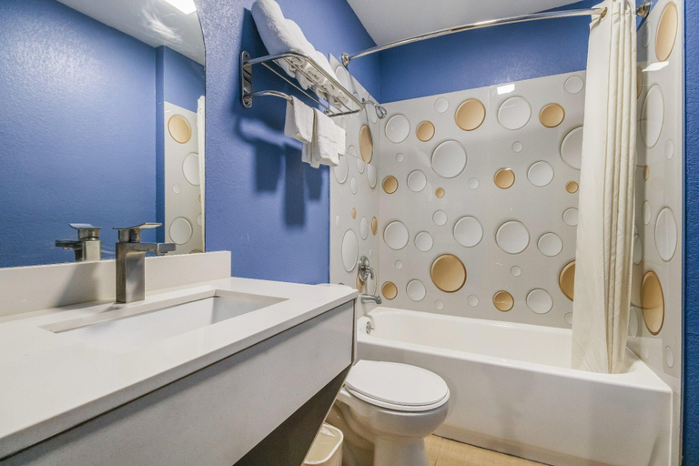 Bathroom 4, Scottish Inns Carrollton TX , Dallas