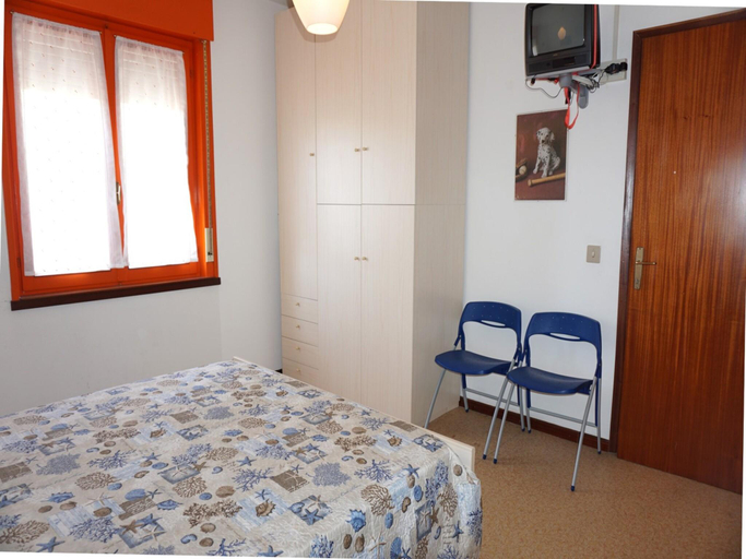 Bedroom 2, Apartment for 4 people with swimming pool facing the beach, Venezia