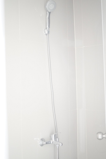 Bathroom 5, Majestic Point Serpong by KITA Room, Tangerang
