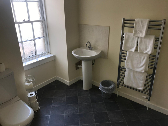 Bathroom 2, Smithyends Apartment, North Lanarkshire