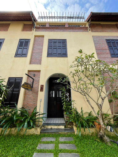 Exterior & Views