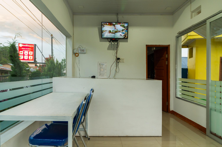 Public Area, RedDoorz @ Aldos Villa Silangit, North Tapanuli