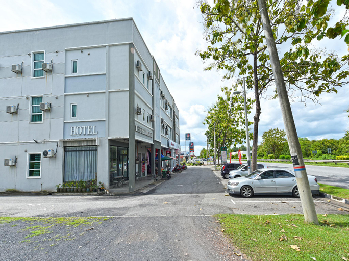 Exterior & Views 8