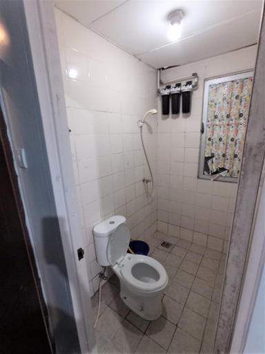 Bathroom 5, 2BR Apartemen City Park by LCP, Jakarta Barat
