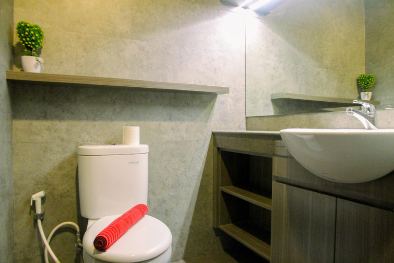 Bathroom 2, Homey 1BR Apt at Atlanta Residence By Travelio, Depok