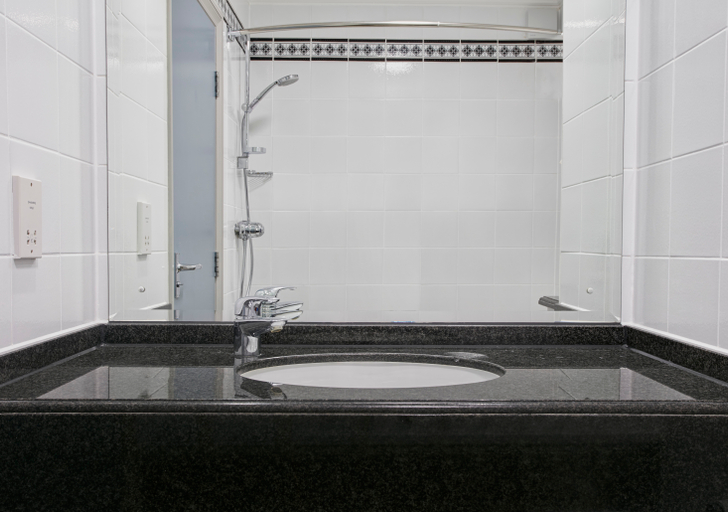 Bathroom 5, Leonardo Hotel East Midlands Airport, Leicestershire