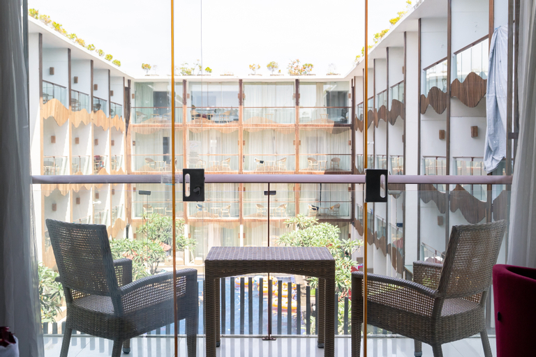 Exterior & Views 7