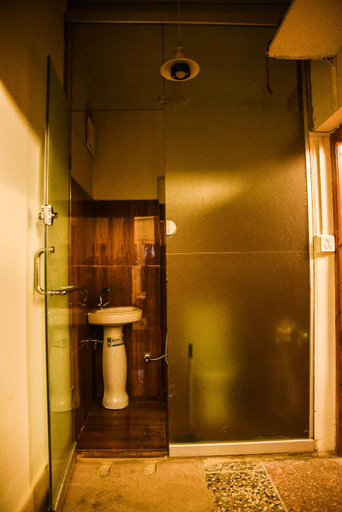 Bathroom 2, Republika Central, Hazara