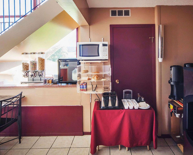Food & Drinks 5, Econo Lodge Edson area, Division No. 14