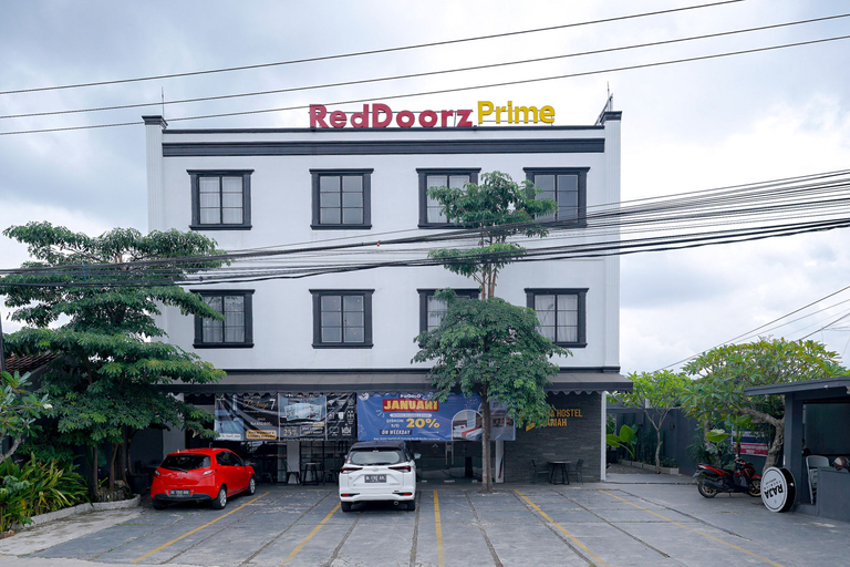 Exterior & Views 2, RedDoorz Premium @ Raja Hostel Syariah Lampung, Bandar Lampung