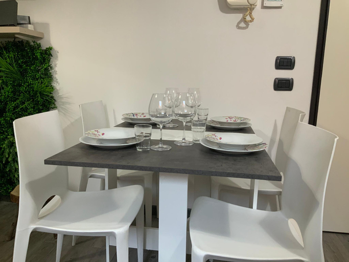 Others 5, Charming Elise- apartment close to Central Station, Milano
