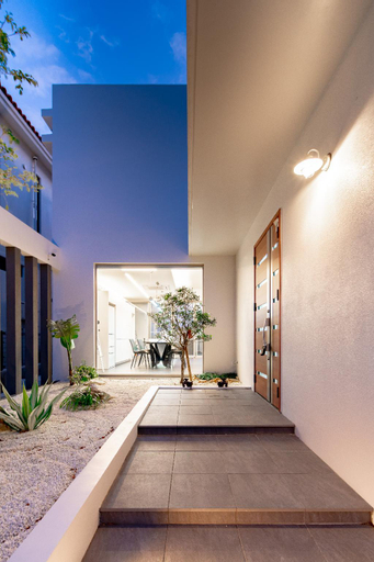 Exterior & Views
