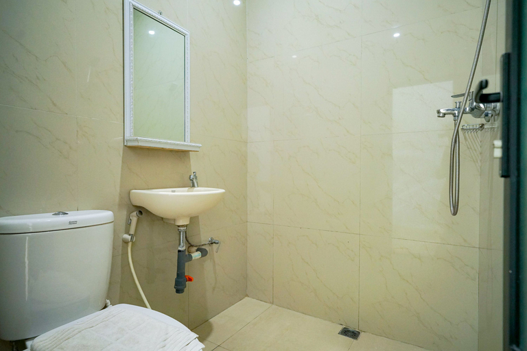 Bathroom 3, RedDoorz Premium @ Raja Hostel Syariah Lampung, Bandar Lampung