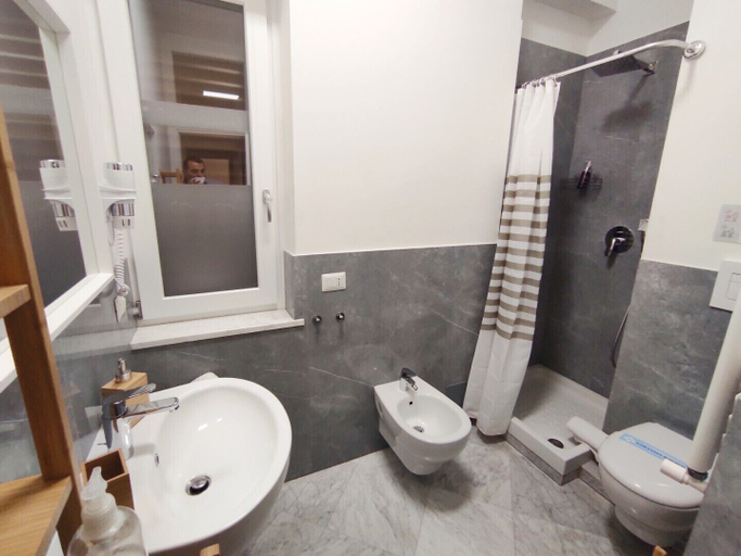 Bathroom 5, Port View House, Napoli