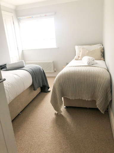Bedroom 2, Windsor Mews by Stay Focused SA, Slough