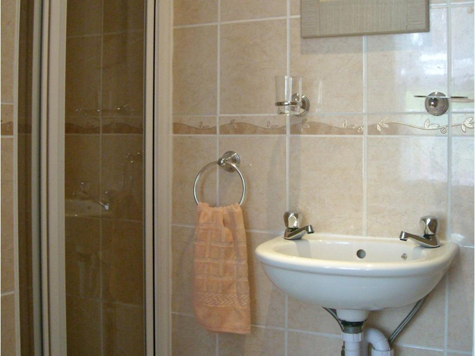 Bathroom 2, George Guest House, Plymouth