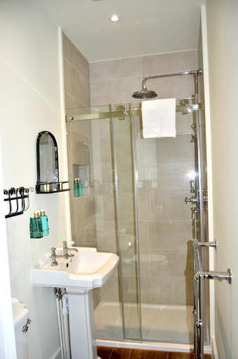 Bathroom 3, The Nest Hotel and Restaurant, Hampshire