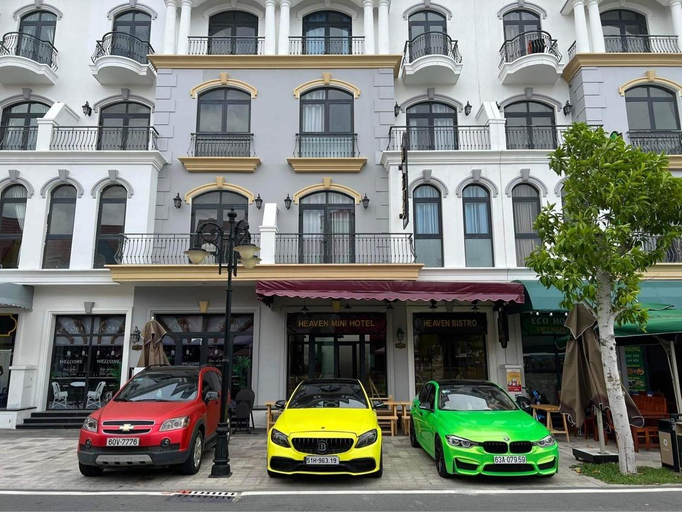 Exterior & Views