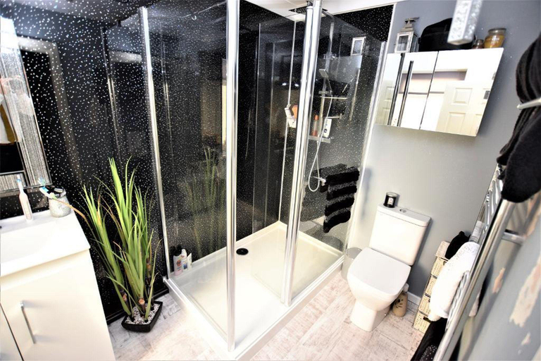 Bathroom 4, Bridle Lodge Apartments, Blackpool