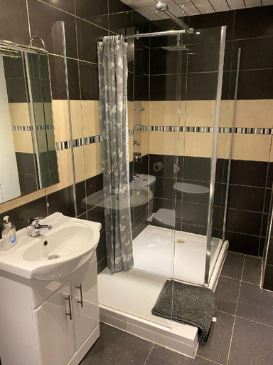 Bathroom, St Pauls Rd - Townhouse Accommodation, Bradford