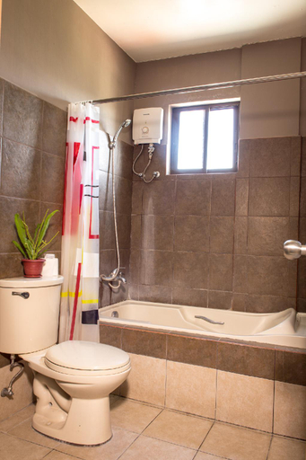 Bathroom 2, Bease's Bed and Breakfast, Kalibo