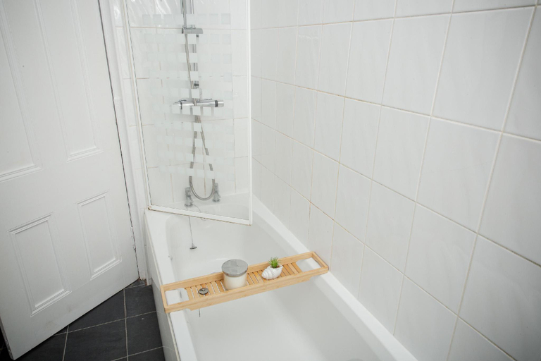 Bathroom 2, Bonhill Getaway, West Dunbartonshire
