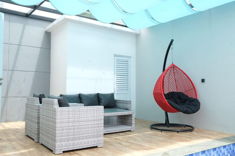 Others 5, Villa 55 with Pool, Karaoke and Rooftop, Bogor