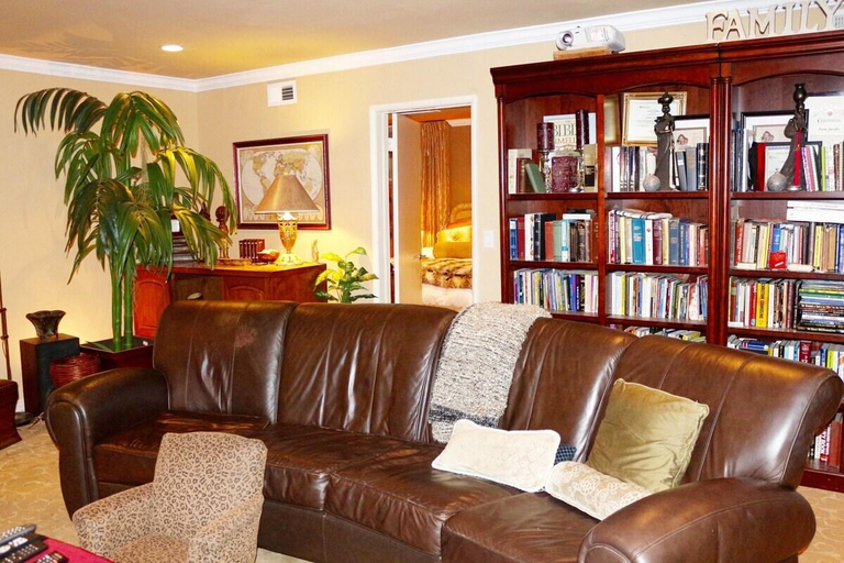 Others 2, Shared Home, Los Angeles