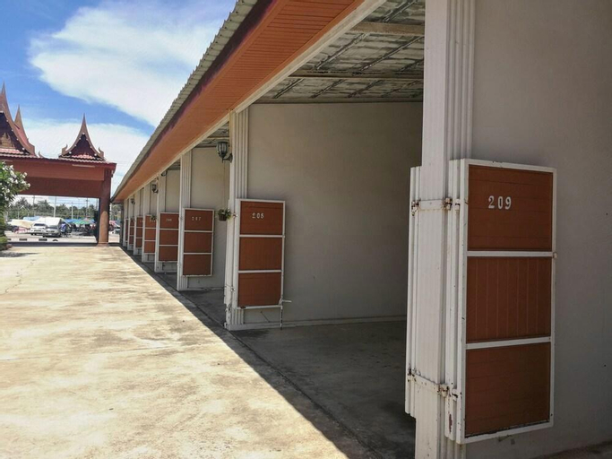 Exterior & Views 13