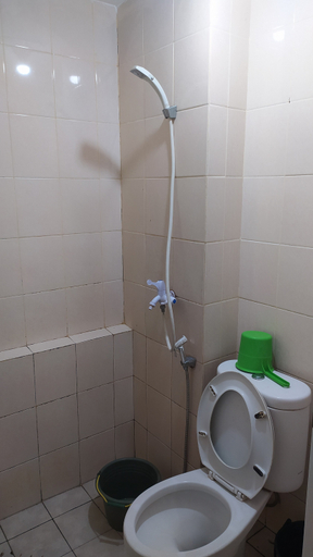 Bathroom 5, Studio Room Apartemen Kalibata City By Aisyah Ling, South Jakarta