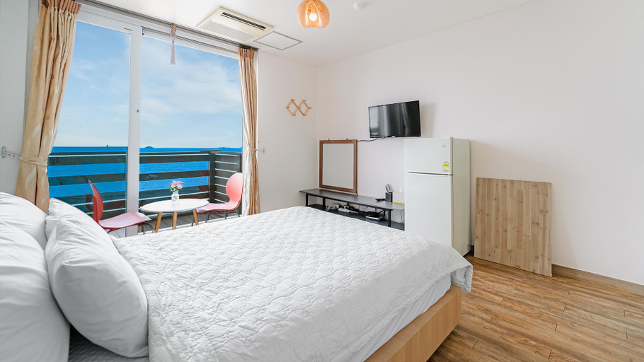 Others 4, Taean Awesome Khan Pension, Taean