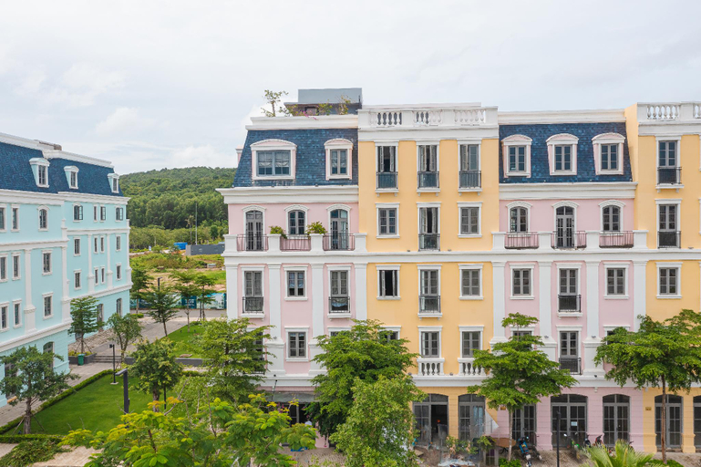 Exterior & Views