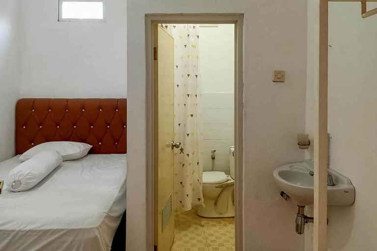 Bedroom, MARINA GUEST HOUSE SYARIAH Mitra RedDoorz, Majalengka