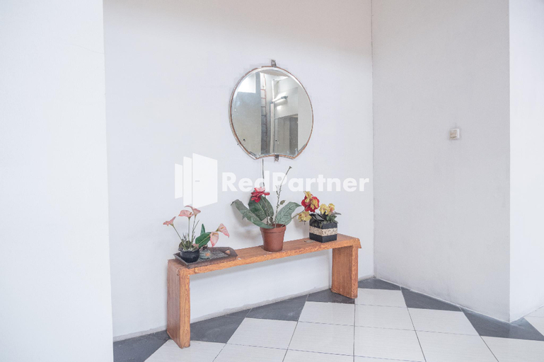 Others 4, Crown Residence near Tugu Yogyakarta Mitra RedDoorz, Yogyakarta