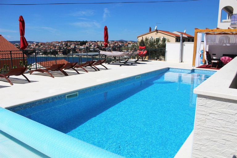 Others 4, Pool side apt w/ sea view-jacuzzi & spacious deck, Trogir