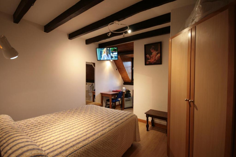 Bedroom 3, Logis Auberge La Diege, Aveyron