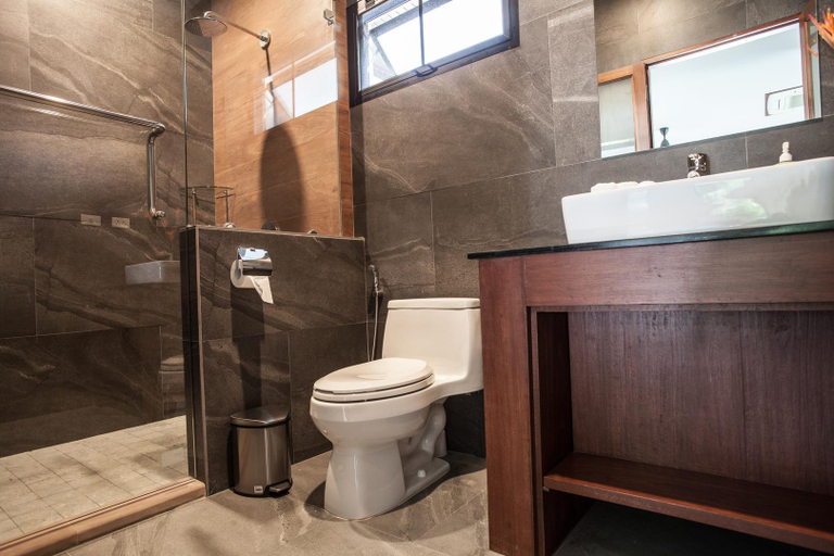 Bathroom 2, Baan Pinya Cosy Executive Bungalow, Mueang Krabi