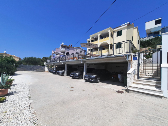 Others 3, Pool side apt w/ sea view-jacuzzi & spacious deck, Trogir
