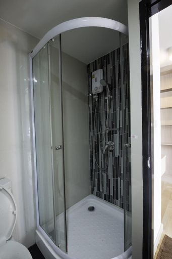 Bedroom 4, Bangkok Duplex Condo Near BTS with Hi-Speed WiFi, Wattana