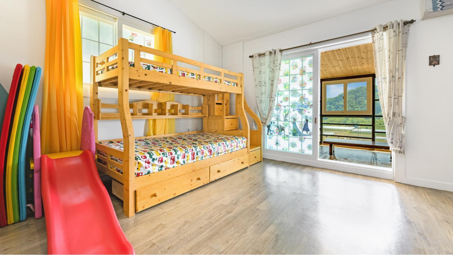 Bedroom 2, Gapyeong Ttittippangppang Pension, Gapyeong