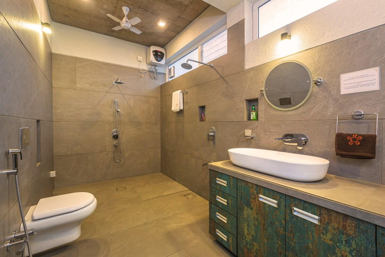 Bathroom 4, SaffronStays Serenity-Lakeview villa near Sula, Nashik