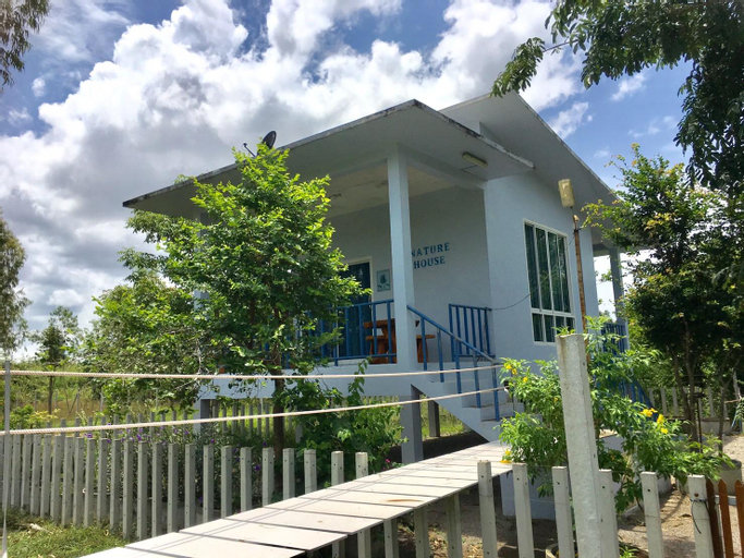 Nature House (Ban Thammasing Thong), Chom Bung