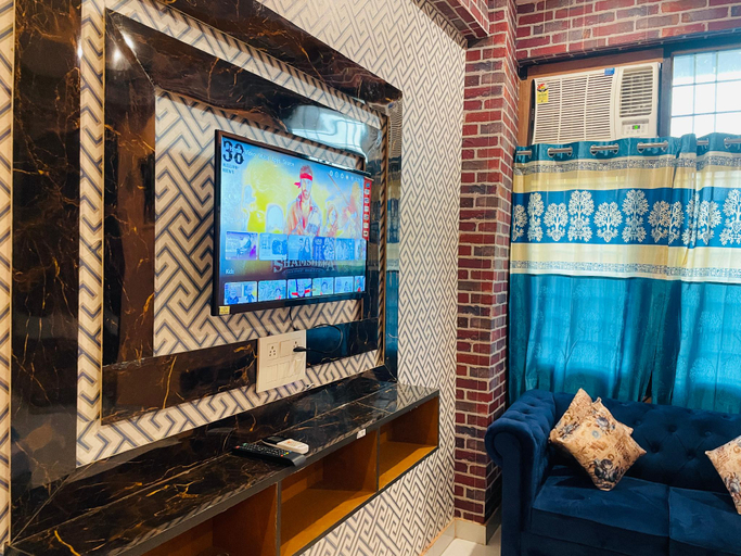 Others 5, House of Budapest, Gautam Buddha Nagar